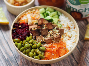 POKE BOWL MIT KIMCHI UND ROTER-BEETE