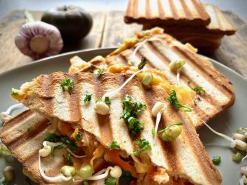KIMCHI TOAST S HUMMUSEM